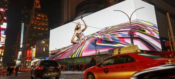 Στην Times Square η μεγαλύτερη γιγαντοοθόνη στον κόσμο: Εχει το μέγεθος ενός γηπέδου ποδοσφαίρου [βίντεο &amp; εικόνες]
