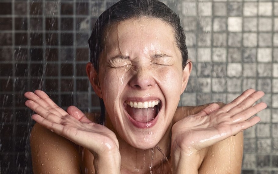 Τι αποκαλύπτει για την προσωπικότητά σας το σημείο του σώματος που πλένετε πρώτα στο ντους