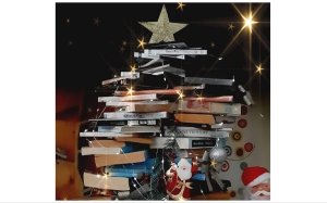 Διονυσία Μενεγάτου: Το Χριστουγεννιάτικο βιβλιόδεντρο του Κατελειού!