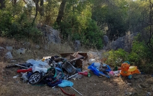 Εικόνες ντροπής από σκουπίδια μέσα στο πευκοδάσος στο Μαΐστρατο