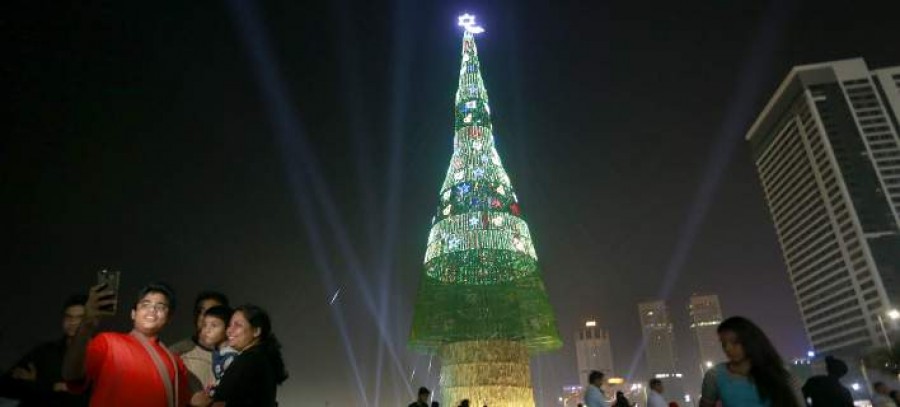 Η Σρι Λάνκα ισχυρίζεται ότι έχει το ψηλότερο χριστουγεννιάτικο δέντρο στον κόσμο -Κόστισε 80.000 δολάρια [εικόνες]