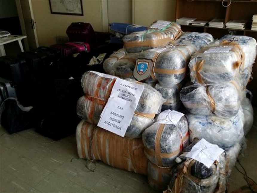 Με σάκους, βαλίτσες και δέματα με χασίς γέμισε το Λιμεναρχείο της Κέρκυρας μετά τον εντοπισμό άλλων 881 κιλών ναρκωτικών