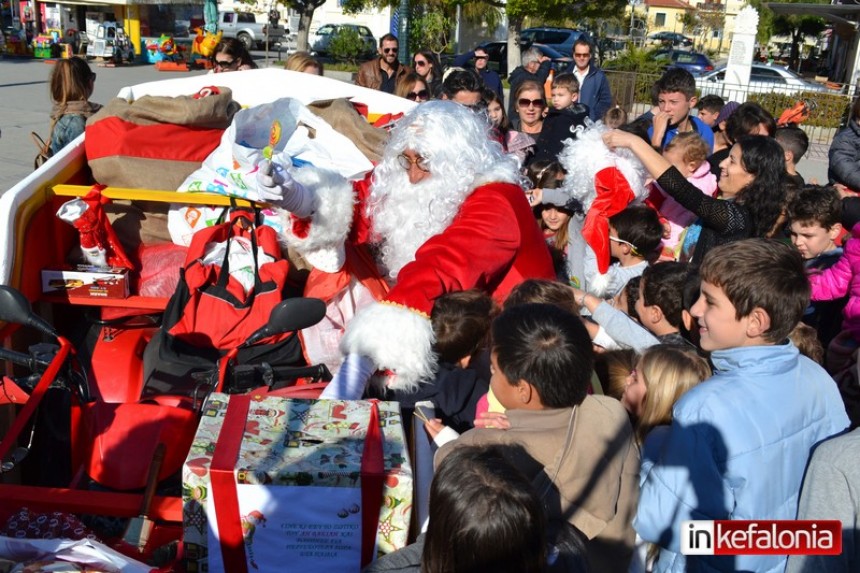 Ο Αϊ Βασίλης κατέφτασε στο Ληξούρι και μοίρασε δώρα στα μικρά παιδιά! (εικόνες)