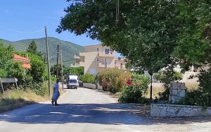 Θηνιά: Συνεχίζεται ο καθαρισμός του χωριού από συνεργείο του Δήμου Αργοστολίου - Ασπρίσματα και ακολουθούν μικρά έργα