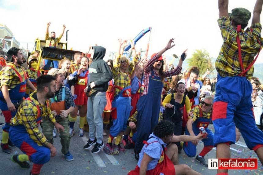 «Βούλιαξε» από τον πολύ κόσμο το Ληξούρι στη μεγάλη καρναβαλική παρέλαση! (εικόνες + video)
