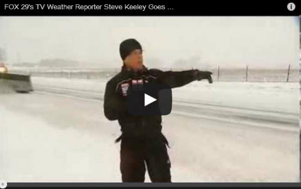Ρεπόρτερ καταπλακώνεται από χιόνι την ώρα της ζωντανής σύνδεσης (video)
