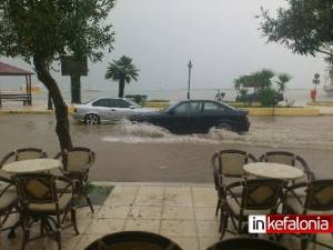 Έντονη βροχόπτωση στο Ληξούρι - Πλημμύρισαν οι δρόμοι