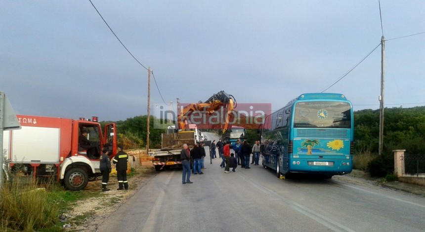 Σύγκρουση Λεωφορείου με αγροτικό στα Κοκύλια – Ευτυχώς όλοι καλά στην υγεία τους!