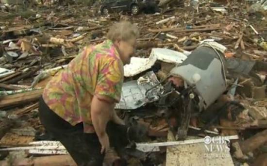 Γυναίκα βρίσκει στα ερείπια το σκύλο της στη διάρκεια συνέντευξης στην Οκλαχόμα [VIDEO]