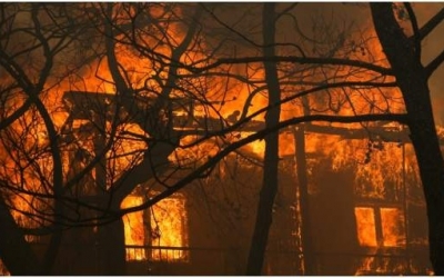 Πύρινη κόλαση στην Κινέτα: Καίγονται σπίτια -Φωτιές και σε Πεντέλη-Χανιά (εικόνες &amp; βίντεο)