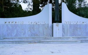 Βεβήλωσαν το μνημείο Εθνικής Αντίστασης στο Αργοστόλι, κλέβοντας όλα τα μπρούτζινα γράμματα! (εικόνες)