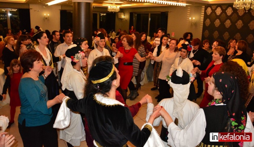 Παράδοση, κέφι και χορός στην κοπή της πίτας του Λυκείου Ελληνίδων (εικόνες + video)