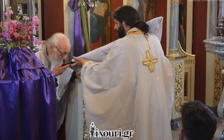 Η τελετή αποκαθήλωσης στις εκκλησίες του Ληξουρίου (εικόνες + video)