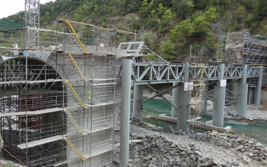 Εντυπωσιακές φωτογραφίες από την αναστήλωση του γεφυριού της Πλάκας