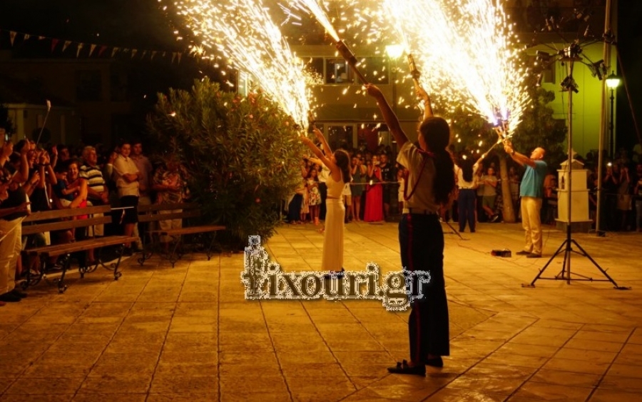 Πραγματοποιήθηκε το έθιμο με τις φωτιές στην Παναγία των Περλιγκάδων στο Ληξούρι (εικόνες)