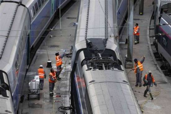 Τουλάχιστον επτά νεκροί σε εκτροχιασμό τρένου έξω από το Παρίσι