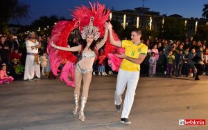 Ξεφάντωμα με Βραζιλιάνικο χρώμα, στην βραδινή Καρναβαλική παρέλαση στο Αργοστόλι!