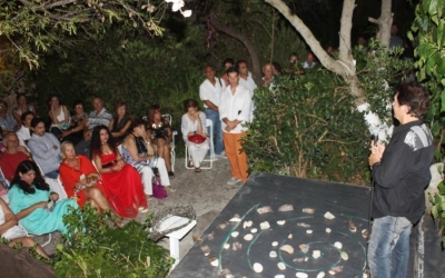 Υπέρλαμπρη πανσέληνος του Αυγούστου στον κήπο της τέχνης του Κώστα Ευαγγελάτου (εικόνες)