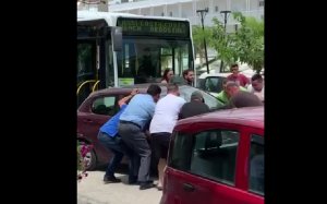 Απίστευτο και όμως Ελληνικό! Αυτοκίνητο πάρκαρε πάνω στην Λεωφόρο Βεργωτή - Το μετακίνησαν περαστικοί και η τροχαία! (video)