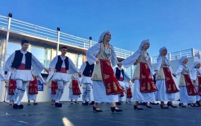 Η Αδελφότητα Πειραία χόρεψε στους «Χορούς της Θάλασσας» στο Βεάκειο (εικόνες)