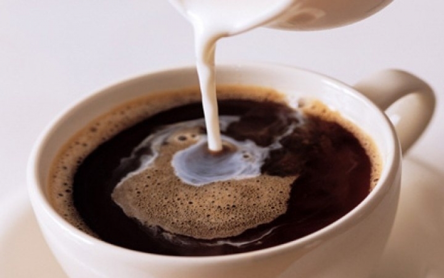 Γάλα στον καφέ: Διαβάστε πως επιδρά στον οργανισμό