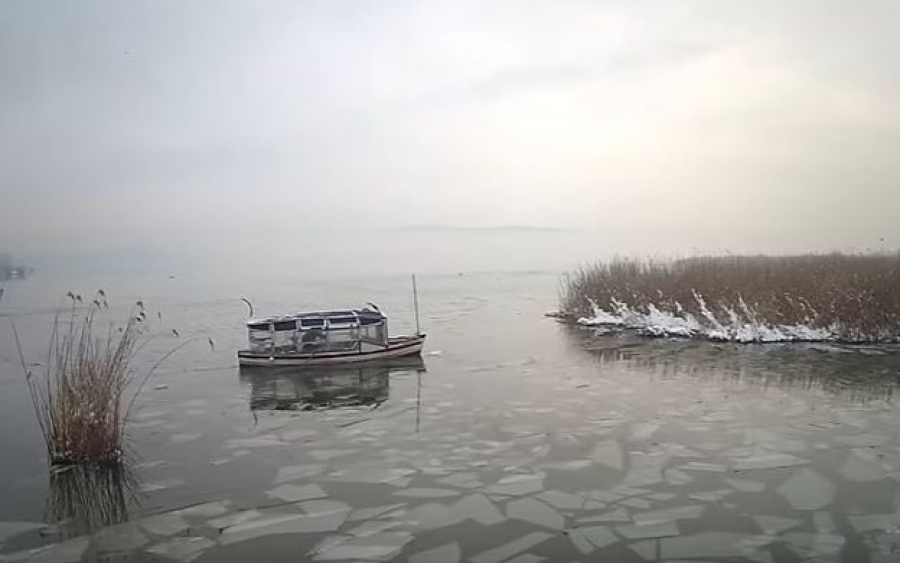 Μοναδικά πλάνα: Το χιονισμένο νησάκι της Κυρά-Φροσύνης, στη λίμνη Ιωαννίνων [βίντεο]