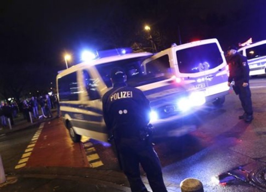 Τρόμος στη Γερμανία! Ασθενοφόρο με εκρηκτικά έξω από το στάδιο στον αγώνα Γερμανία-Ολλανδία - Θα πήγαινε και η Μέρκελ