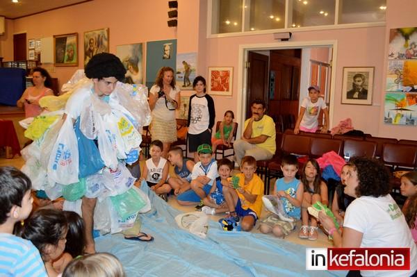 “SOS Πλαστική Θάλασσα”: Εκπαιδευτική δράση για παιδιά στην Κοργιαλένειο (εικόνες)