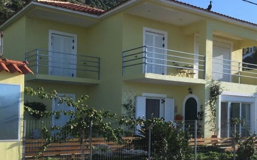 Vinieris Real Estate: Όμορφη κατοικία δυο διαμερισμάτων στον Αγκώνα