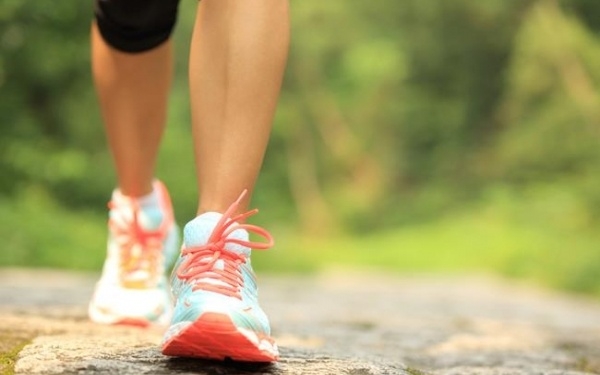 Τρεις τρόποι για να καίτε περισσότερο λίπος με το περπάτημα