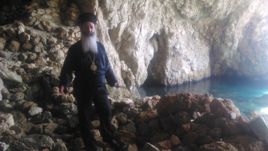 Αυτοψία στο σπήλαιο του Αγίου Ιωάννη στα Ζόλα έκανε ο Μητροπολίτης (εικόνες)