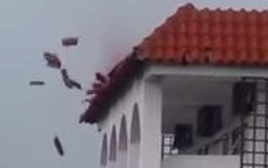 Κρήτη: Ανεμοστρόβιλος «σήκωσε» ολόκληρη σκεπή στον αέρα! (video)