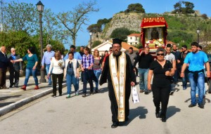 Με βεγγαλικά και κανονιοβολισμούς η υποδοχή της Παναγίας των Σισσίων στο Κάστρο Αγίου Γεωργίου (εικόνες + video)