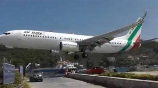 Τρομακτική προσγείωση αεροπλάνου στην Σκιάθο (VIDEO)