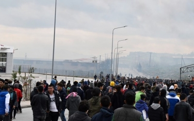 Πεδίο «μάχης» σε Χίο και Λέσβο: Κάτοικοι &amp; απορριμματοφόρα εναντίον ΜΑΤ (εικόνες)