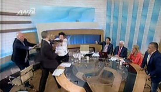 Απίστευτο ! Βουλευτής της Χρυσής Αυγής χτύπησε την Κανέλλη και πέταξε νερό στη Δούρου (updated)