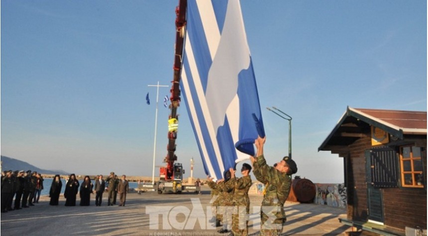 Γιγάντια ελληνική σημαία σήκωσαν στη Χίο (pics-video)