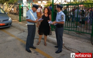 Παρουσία αστυνομικών του Τμήματος Τροχαίας κατά την τελετή αγιασμού στα Δημοτικά Σχολεία Αργοστολίου