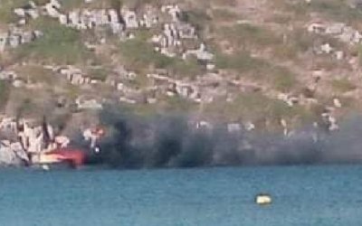 Ζάκυνθος: Φωτιά σε βάρκα στον Άγιο Νικόλαο (video)