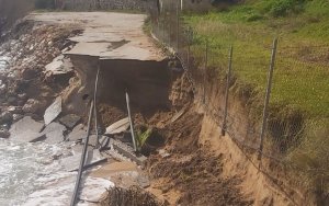 Σε εξέλιξη οι εργασίες αποκατάστασης της ζημιάς στον παραλιακό δρόμο Σκάλας