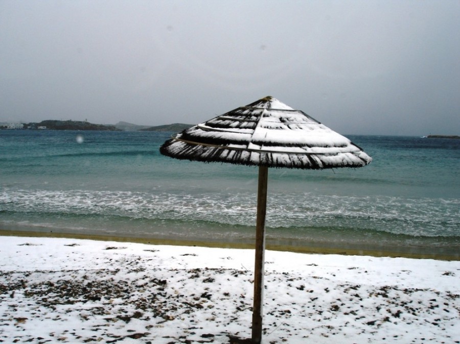 Σπάνιο θέαμα στην Κρήτη: Μέχρι και η… θάλασσα «ντύθηκε στα λευκά»! [εικόνες]