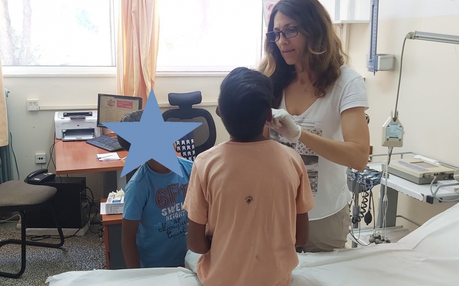 Η οδοντίατρος του ΚΥ Αργοστολίου εξέτασε και παρείχε οδηγίες για τη στοματική υγεία σε παιδιά Ρομά της Παλικής (εικόνες)