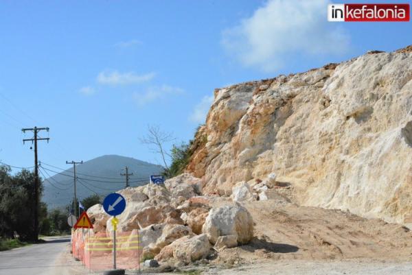 Παραμένουν οι επικίνδυνοι  βράχοι πάνω στο δρόμο στα Βλαχάτα (εικόνες +video)