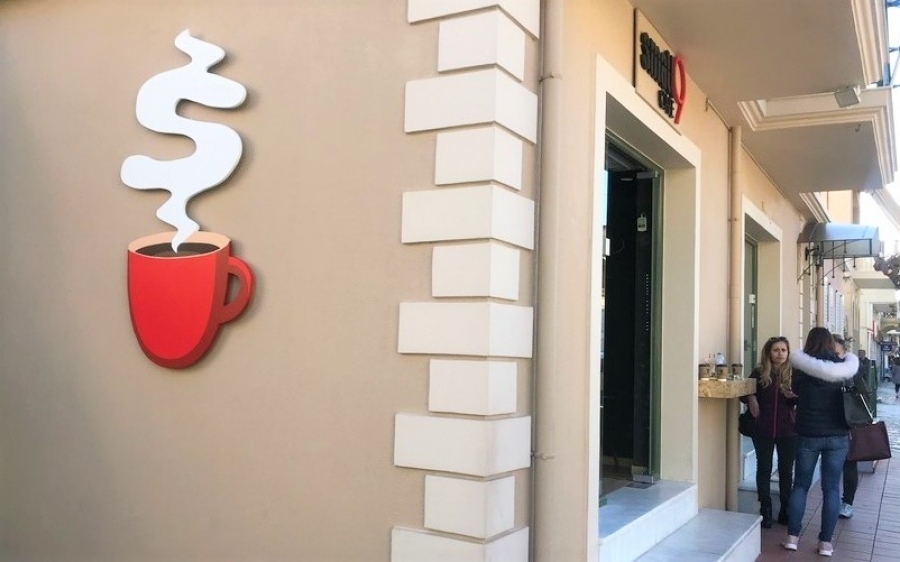 Small Cafe 9: Το νέο κεντρικό καφέ στην πόλη του Αργοστολίου