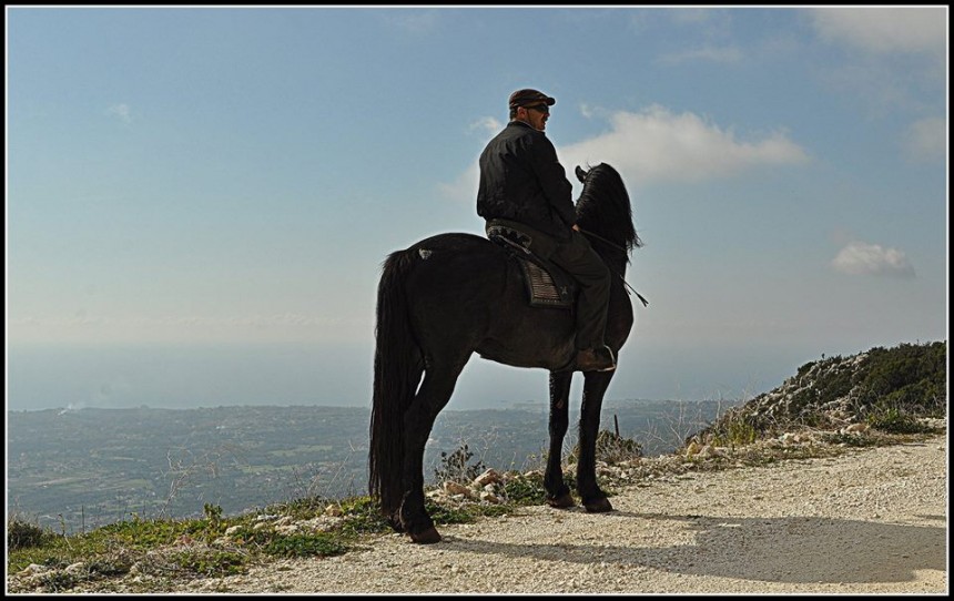 Περιφορά εικόνας Αγίου Γεωργίου με άλογα