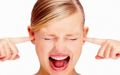 Γιατί βουίζουν τα αυτιά μας -Τι μπορείτε να κάνετε για να σταματήσετε τον ενοχλητικό ήχο