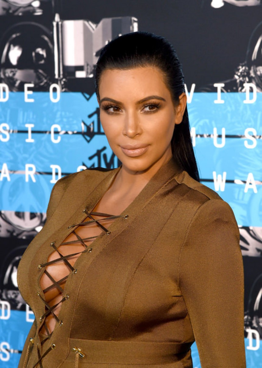 12 φορές που η Kim Kardashian έδειξε τις καμπύλες με σοκαριστικά διάφανα σύνολα
