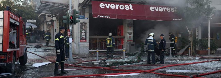 Έκρηξη και φωτιά στο κατάστημα των Everest στην πλατεία Βικτωρίας - Έξι τραυματίες - Νεκρή η γυναίκα που αγνοούνταν