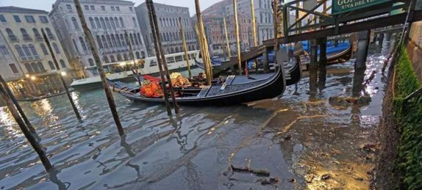 Αδειασαν από νερό τα κανάλια της Βενετίας -Δεν μπορούν να κινηθούν ούτε οι γόνδολες [εικόνες]