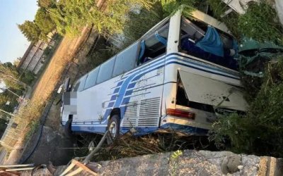 Ζάκυνθος: Τουριστικό λεωφορείο έπεσε μέσα σε γεφύρι